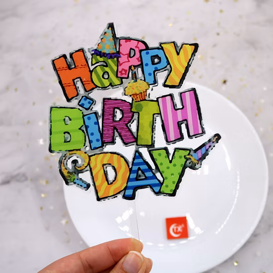 Adorno colorido para tarta de cumpleaños con decoración